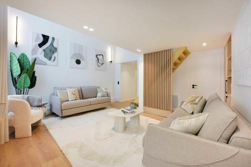 un salon avec un canapé et une table dans l'établissement Elegant apartment - 2BR-6P - Palais Royal, à Paris