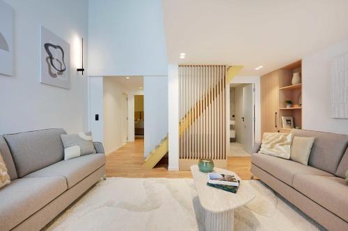 un salon avec deux canapés et une table basse dans l'établissement Elegant apartment - 2BR-6P - Palais Royal, à Paris