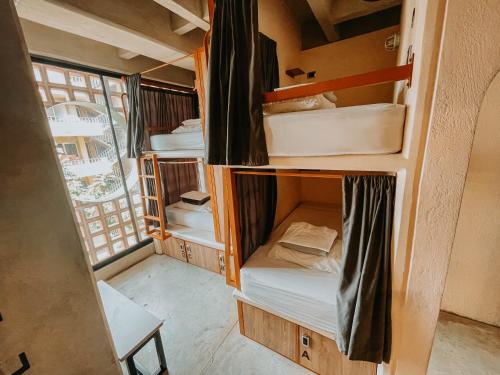 メデジンにあるViajero Medellin Hostelの複数の二段ベッドが備わる客室です。