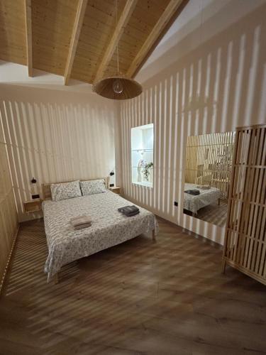 ein Schlafzimmer mit einem Bett in einem Zimmer mit gestreiften Wänden in der Unterkunft Lemon House in Nafplio