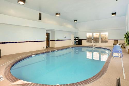 La alberca dentro o cerca de Best Western Plus Lonoke Hotel