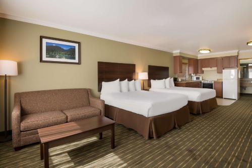 pokój hotelowy z 2 łóżkami i kanapą w obiekcie Best Western Holiday Hotel w mieście Coos Bay