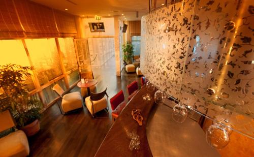 a lobby with a table and chairs in a building at Dorint Strandhotel Binz/Rügen in Binz