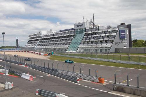 ein großes Gebäude mit einer Straße davor in der Unterkunft Dorint Am Nürburgring Hocheifel in Nürburg