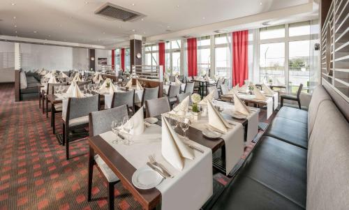a dining room filled with tables and chairs at Dorint Am Nürburgring Hocheifel in Nürburg