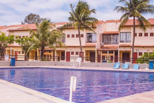 una piscina frente a un hotel en Ilha1 - Condominio Marinas Do Canal, en Cabo Frío