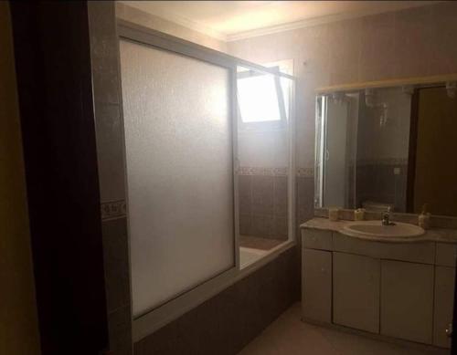 ein Badezimmer mit einem Waschbecken, einer Badewanne und einem Spiegel in der Unterkunft Marina smir in Marina Smir