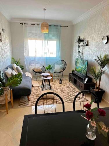 un soggiorno con divano e tavolo di Beautiful apartment-High speed WIFI-iPTV-Netflix a El Jadida