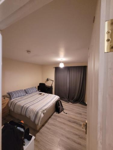 um quarto com uma cama e uma janela em Firedrake Croft em Parkside