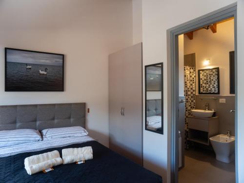 ein Schlafzimmer mit einem Bett und ein Badezimmer mit einem Waschbecken in der Unterkunft Loretta IV in San Martín de los Andes