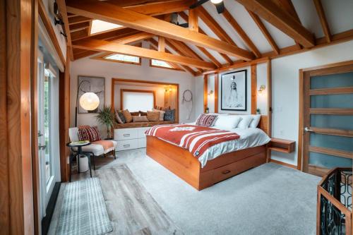 Katil atau katil-katil dalam bilik di The Kootenay Lake House - A Private Luxury Retreat