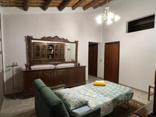 a living room with a couch and a mirror at Casa di Mirto in Chiaramonte Gulfi