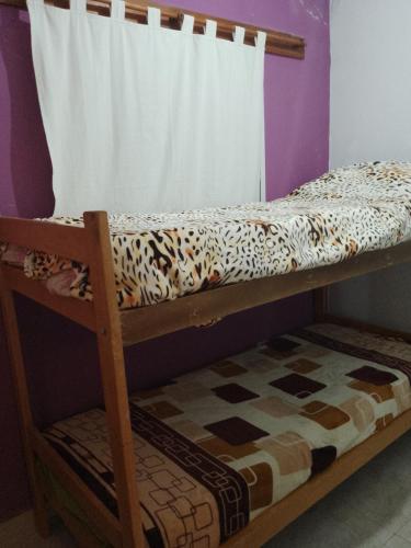 Ce lit superposé se trouve dans un dortoir doté d'une fenêtre. dans l'établissement Felipe Chalet, à La Falda