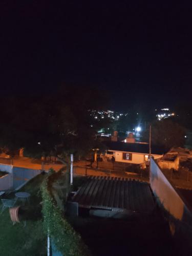 widok na budynek w nocy z oświetleniem w obiekcie Felipe Chalet w mieście La Falda