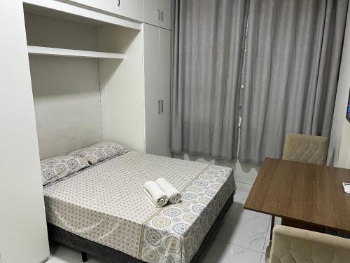 - une chambre avec un lit et 2 serviettes dans l'établissement Apartamento na Praia de Botafogo todo reformado, à Rio de Janeiro