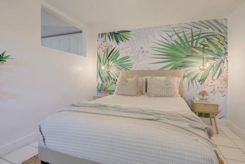 1 dormitorio con 1 cama grande y papel pintado tropical en Boho 6, studio Near Air-Cruise Port & Beach, en Miami