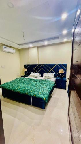 沙迦的住宿－bed space available in al majaaz 1 sharjah，一间卧室配有一张带绿色棉被的床
