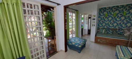 un corridoio con porta e sedia in una stanza di Recanto da Poesia a Campo Grande