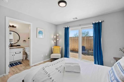 Un dormitorio con una cama grande y una ventana en Relaxing 3b/2b, pool/spa, 10 min to JTNP, en Joshua Tree