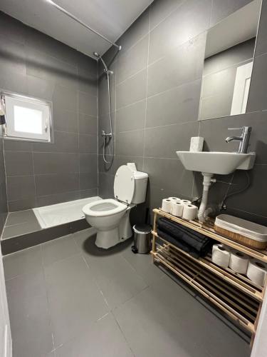ein Bad mit einem WC und einem Waschbecken in der Unterkunft Perfect Apartment Mouraria in Lissabon