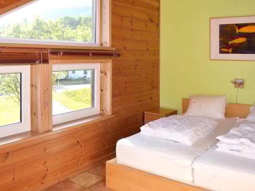 EidsvågにあるSix-Bedroom Holiday home in Eidsvågのベッドルーム1室(ベッド2台、窓2つ付)