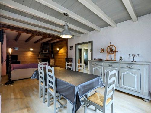 une cuisine et une salle à manger avec une table et des chaises dans l'établissement Maison spacieuse près de Gérardmer - 4 pers, ski, randos, lac, bébé ok - FR-1-589-374, à Vagney