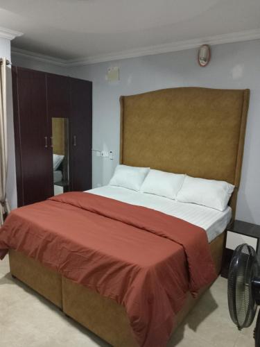 Voodi või voodid majutusasutuse OD-V!CK'S CLASSIC, Wuse 2 extension, upscale Jahi district WiFi,24hr power,security, dstv toas