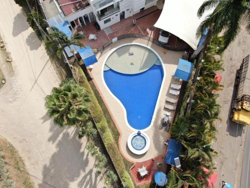 an overhead view of a swimming pool at a resort at Hotel Catama Inn in Fusagasuga