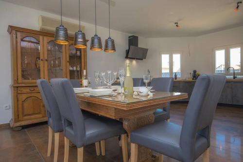 Luxury villa with a swimming pool Vrpolje, Sibenik - 21843