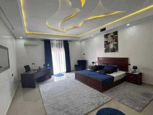 - une grande chambre avec un lit et un plafond orné d'une peinture dans l'établissement Villa Anis- VacayX - MARRAKECH, à Marrakech