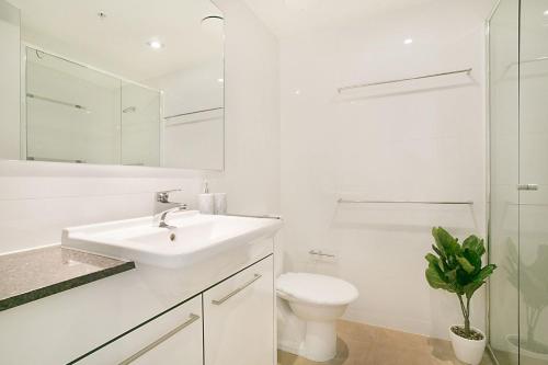 uma casa de banho branca com um lavatório e um WC em A Perfect Stay - Sierra Grande em Gold Coast