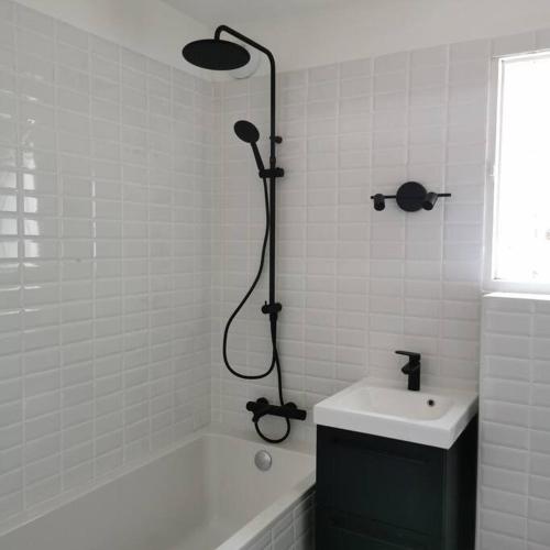 une salle de bain avec une douche, une baignoire et un lavabo dans l'établissement Magnifique maison années 30 proche des remparts, à Avignon