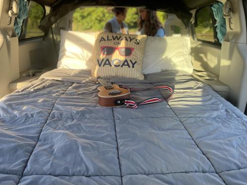 HW Campervan Rental NO CAMPGROUND 객실 침대