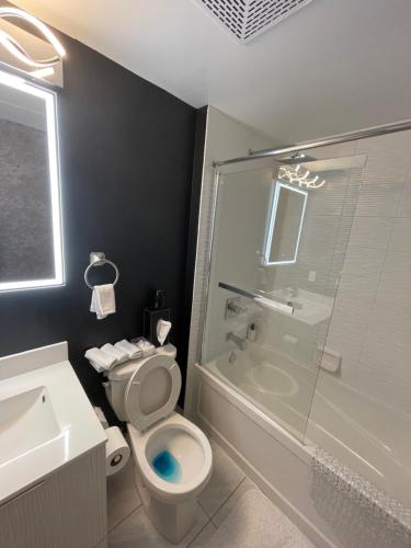 een badkamer met een douche, een toilet en een wastafel bij Home away from home in Toronto