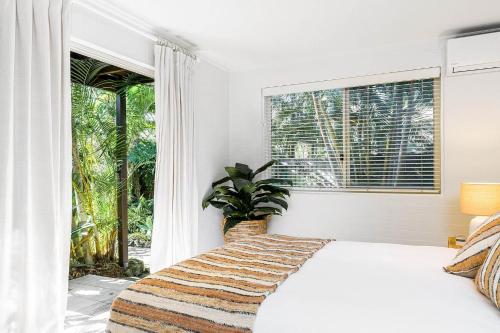 Habitación blanca con cama y ventana en A Perfect Stay - Allure, en Byron Bay