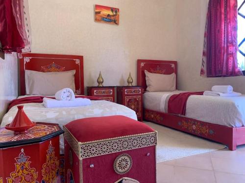 een slaapkamer met 2 bedden met een nieuwe inrichting bij Riyad Anis - VacayX - MARRAKECH in Marrakesh