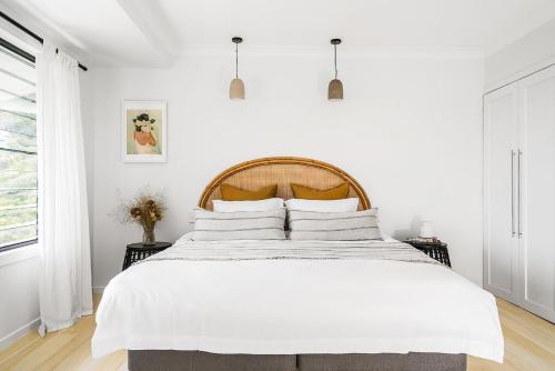 a white bedroom with a large bed with white walls at A Perfect Stay - Boardroom at Wategos in Byron Bay