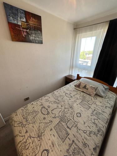 um quarto com uma cama com um mapa na parede em Bella Lombarda em San Pedro de la Paz