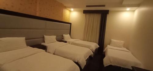 Cama o camas de una habitación en Shouel Inn Furnished Apartments