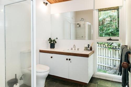 Ένα μπάνιο στο Cape Breeze - 5 BR home with headland views
