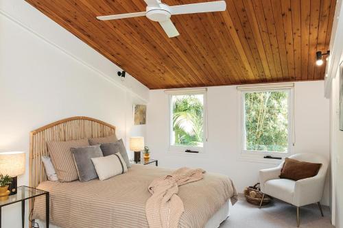 a bedroom with a bed and a wooden ceiling at A Perfect Stay - Cape Breeze in Byron Bay