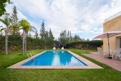 basen w ogrodzie domu w obiekcie Villa de Luxe avec Piscine Privé - VacayX - MARRAKECH w Marakeszu