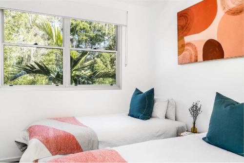 um quarto com 2 camas e uma janela em A Perfect Stay - Clique 3 em Byron Bay