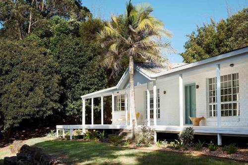 Jardin de l'établissement Hidden Byron - designer hinterland oasis with pool, fireplace and firepit