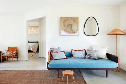 Coin salon dans l'établissement Hidden Byron - designer hinterland oasis with pool, fireplace and firepit