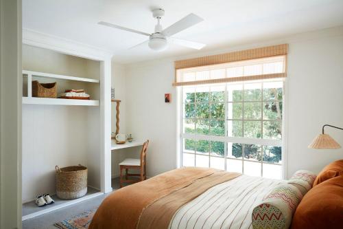 1 dormitorio con cama y ventana en A Perfect Stay - Hidden Byron, en Myocum