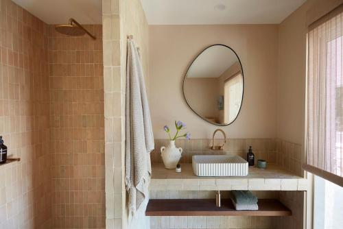 y baño con lavabo y espejo. en A Perfect Stay - Hidden Byron, en Myocum