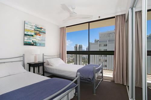 una camera ospedaliera con due letti e una finestra di A Perfect Stay - 23C Imperial Surf a Gold Coast