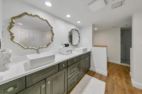uma casa de banho com 2 lavatórios e um espelho grande em East Pass Towers 603-FAB 3BR 2100 sf with Destin Harbor Views em Destin