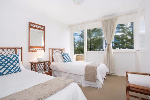 1 Schlafzimmer mit 2 Betten und einem Fenster in der Unterkunft A Perfect Stay - King Tide in Gold Coast